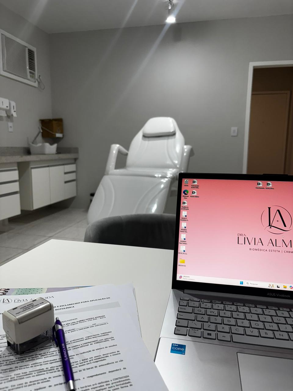 Consultório da clínica com protocolo em notebook