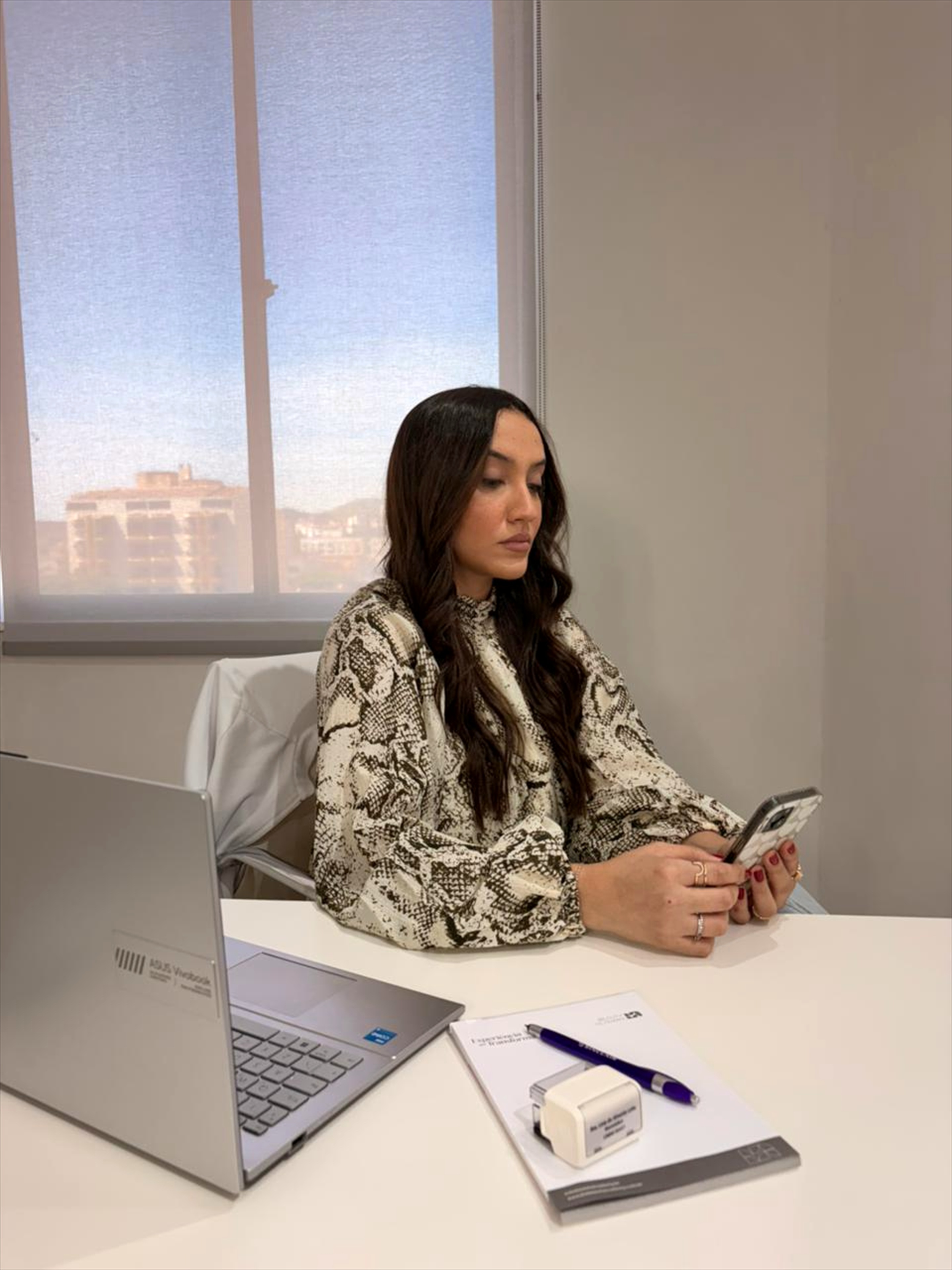 Dra. Lívia sentada em atendimento