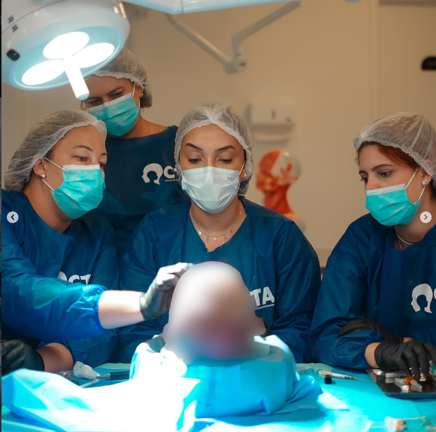 Dra. Lívia Almeida em ambiente da clínica