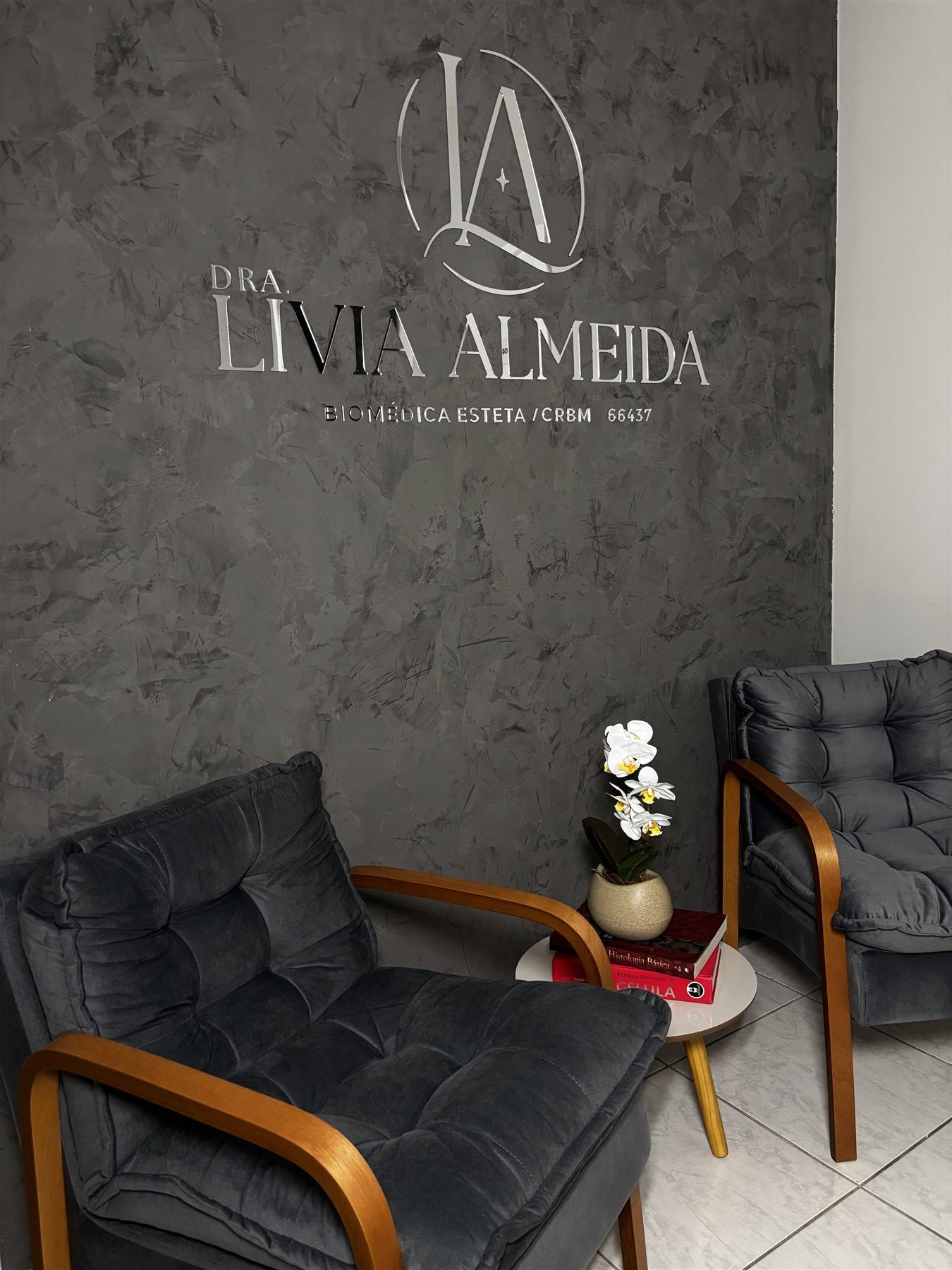 Recepção e sala de espera da Clínica Dra. Lívia Almeida